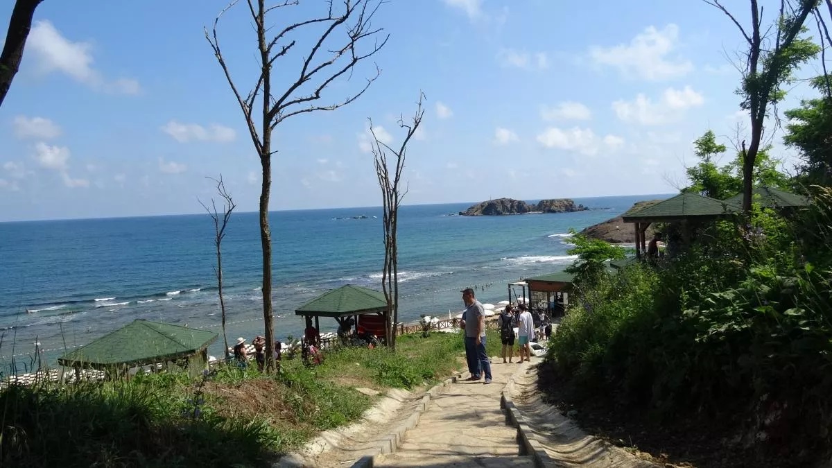 Riva plajında deniz ve şezlonglar
