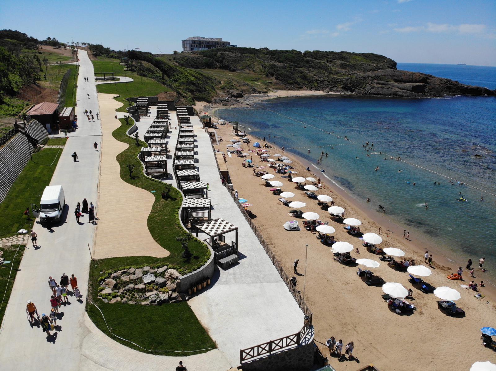 Riva plajı sahil ve şezlong alanı